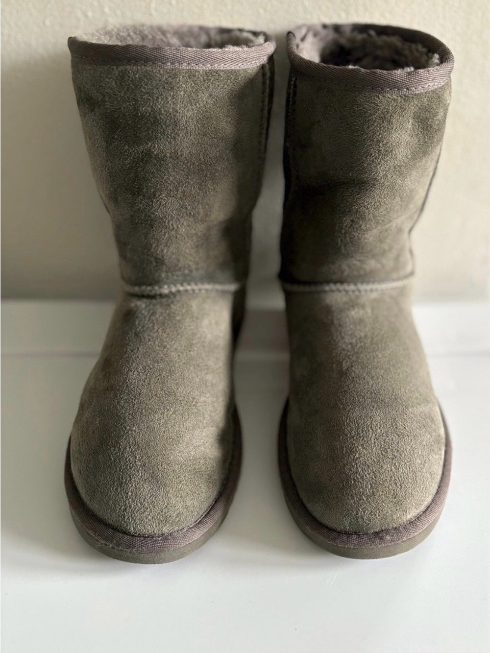 Women’s Short Ugg Winter Boots in Gray